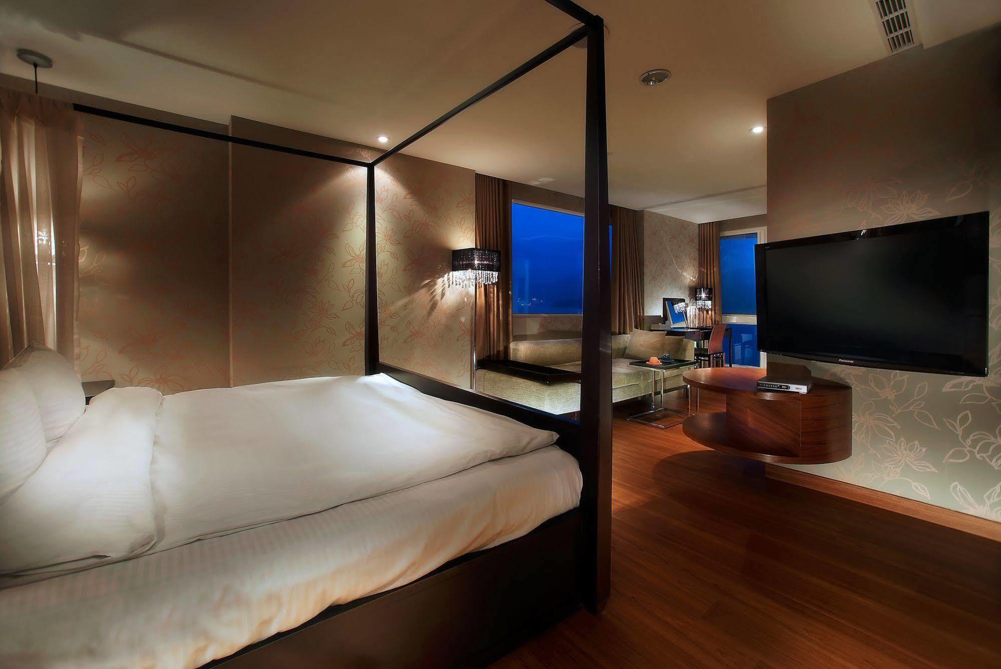 Spa Home Sun Moon Lake Luxury Lakeside Hotel Yuchi Exteriör bild